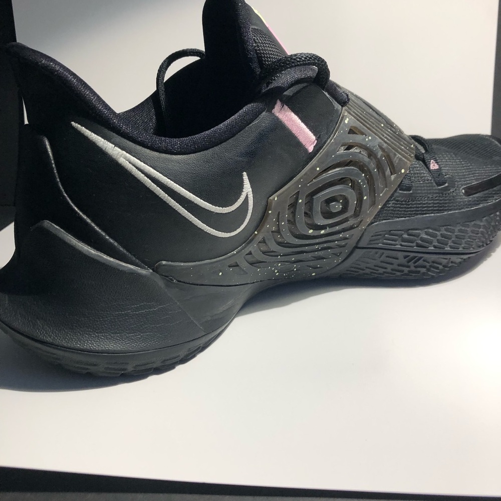 Nike Kyrie 3s (11.5) Near perfect condition - Picture 7 of 13